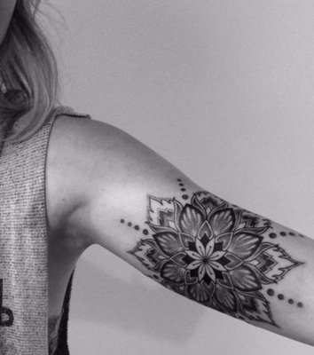  Tatouage mandala sur le haut du bras